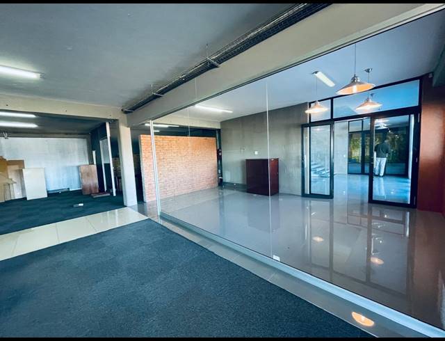 1,884M² OFFICE FOR SALE IN HALFWAY HOUSE